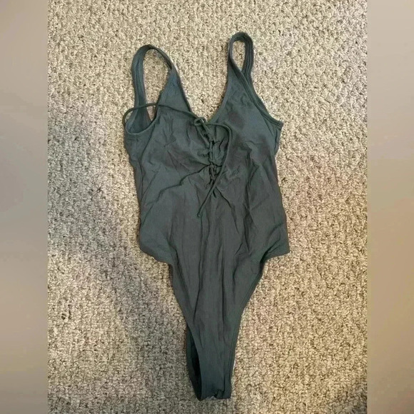 One piece bathing suit - Picture 1 of 3